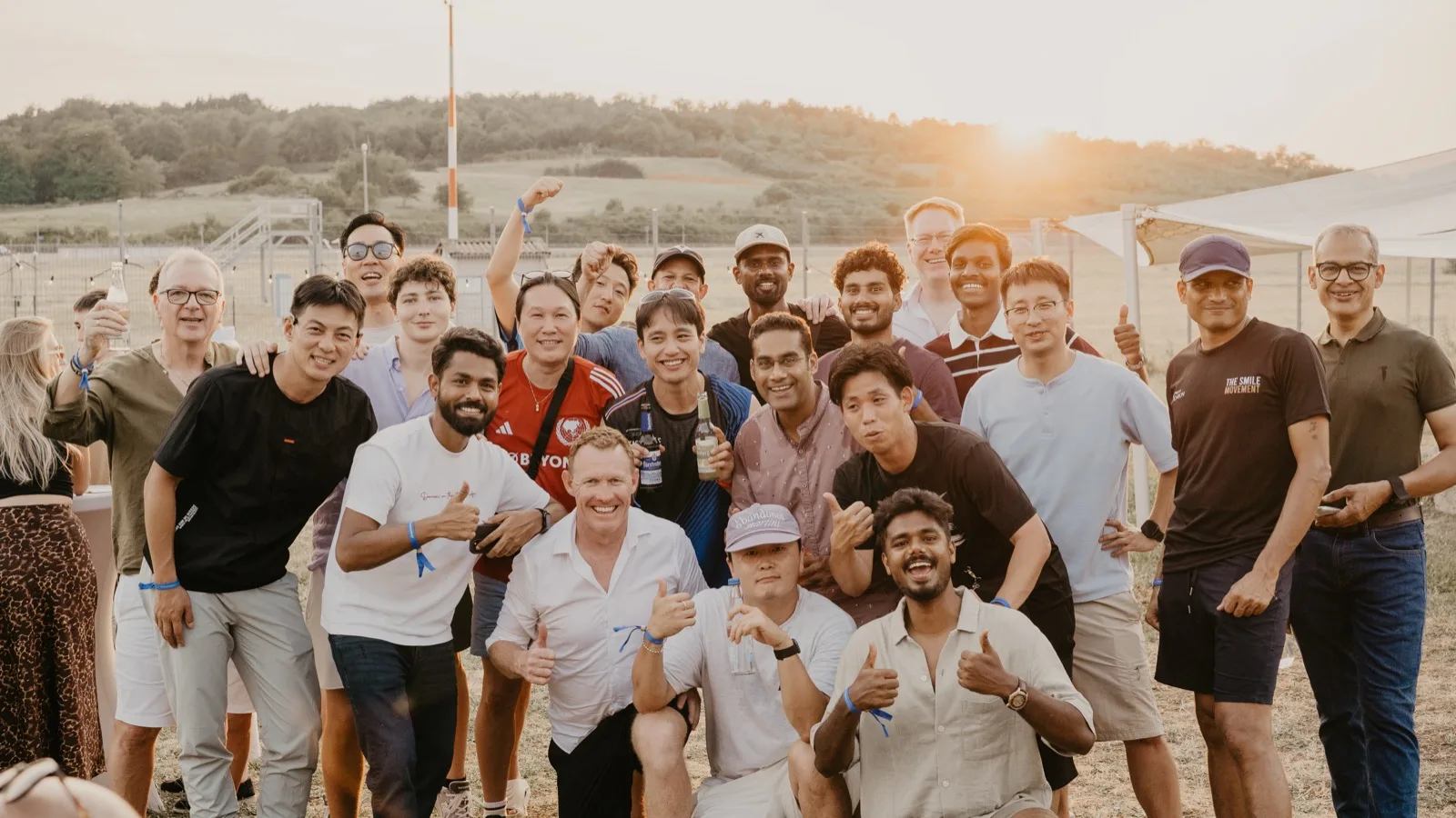 Firmenteam beim Gruppenbild im Gegenlicht